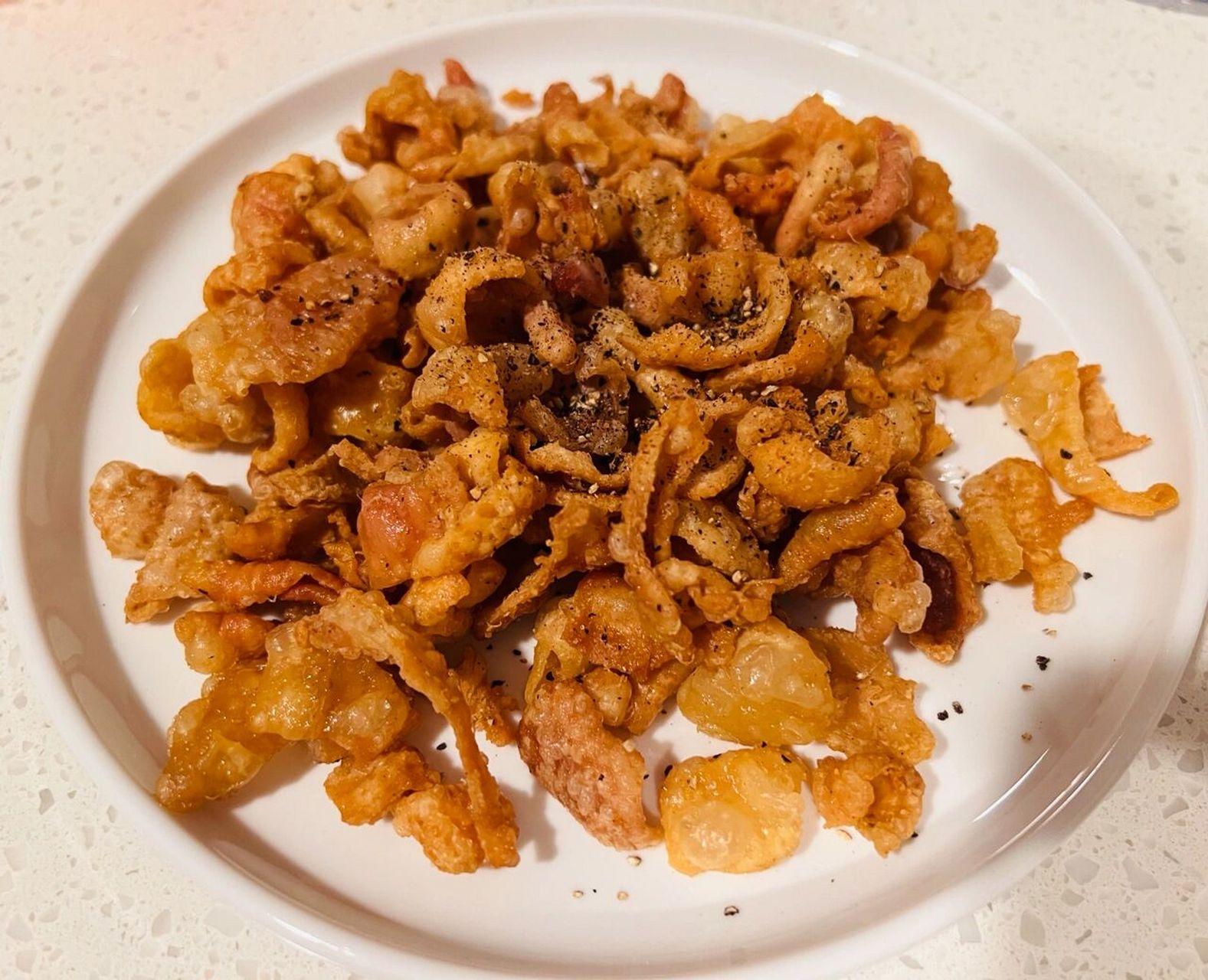 五香味炸鸡皮,香脆可口 每次去costco买鸡腿肉,肉吃完就会剩很多鸡皮