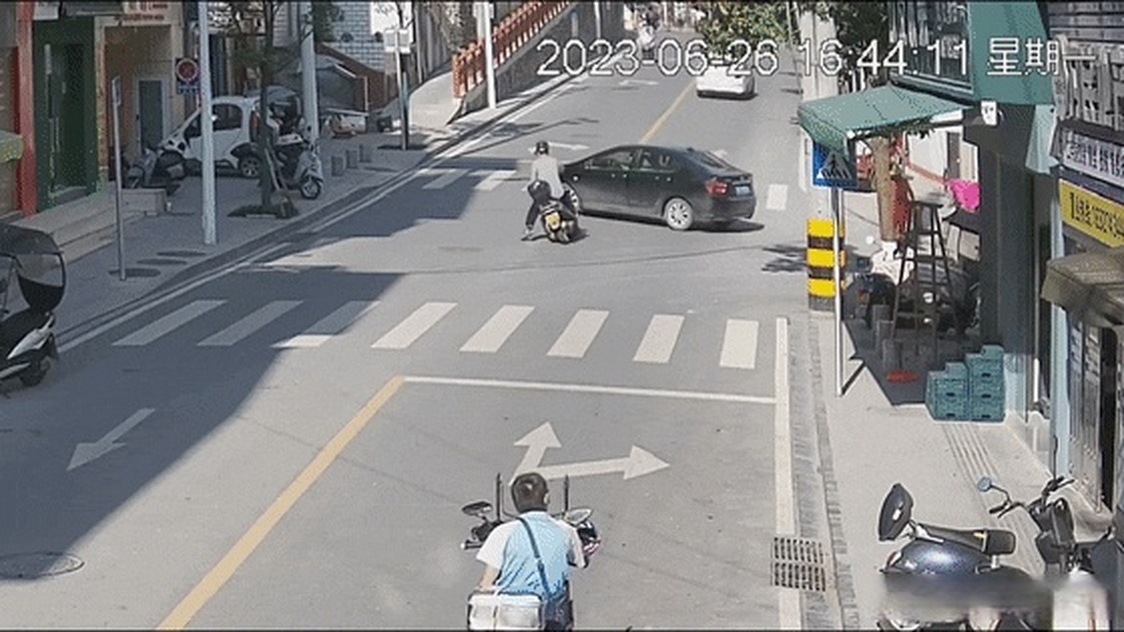 6月26日下午,建始县一交叉路口发生一起交通事故,一辆黑色轿车与