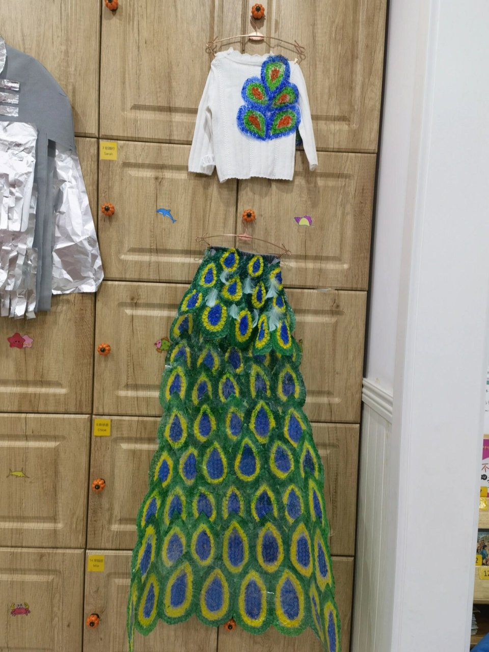 手工制作傣族孔雀服 幼儿园要求用环保材料手工制作民族服饰.