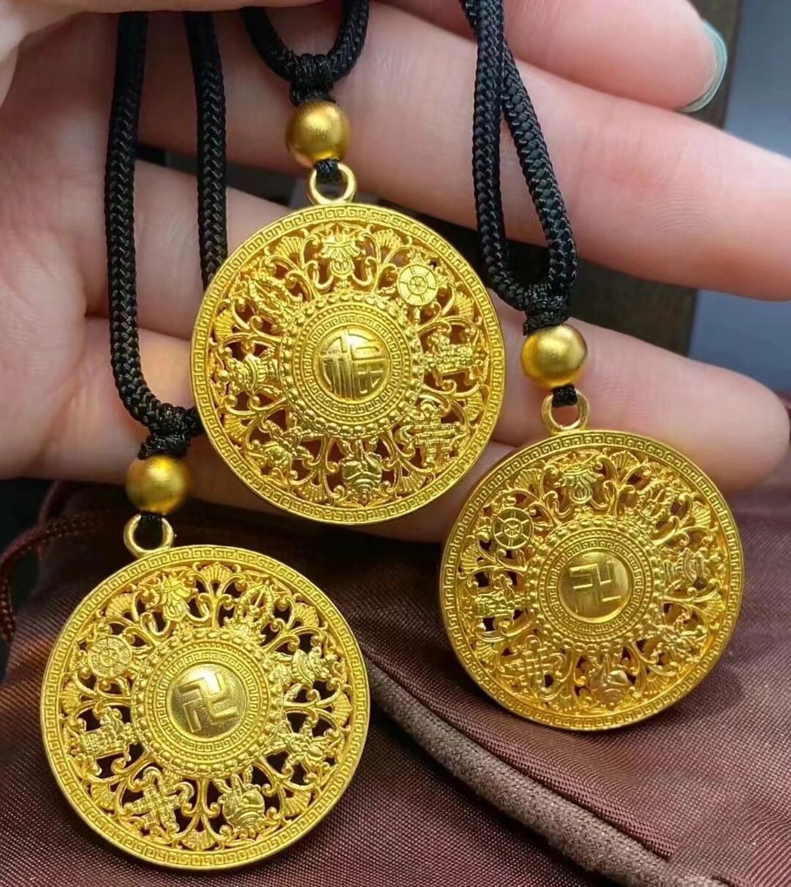 八宝罗盘 #周大生八宝罗盘八宝为八吉祥#,依次为宝瓶,宝盖,双鱼,莲花