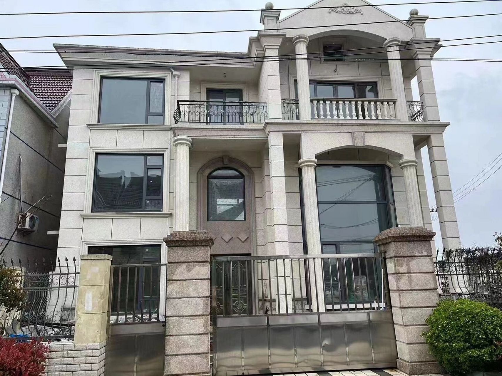 出售别墅,惠南镇 黄路四墩中心村路洋房,三开间正三层带阳光房,新装修