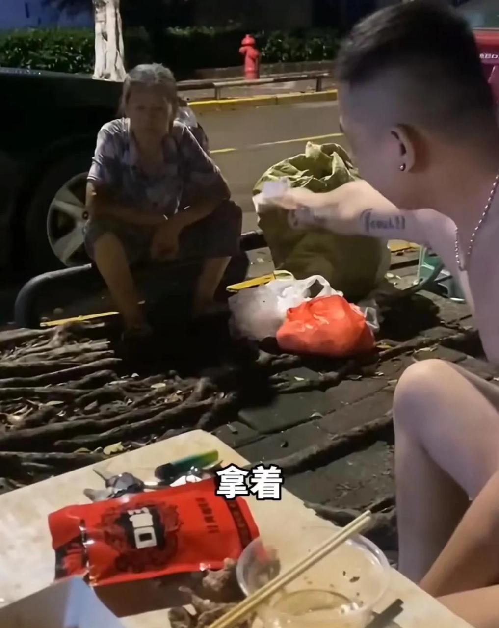 一个纹身男子和他的朋友在深夜路边喝酒吃夜宵.