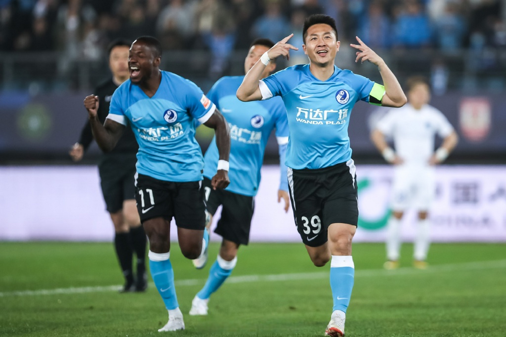 大连人2比1南通支云#阎相闯梅开二度#  北京时间4月15日,中超联赛首轮