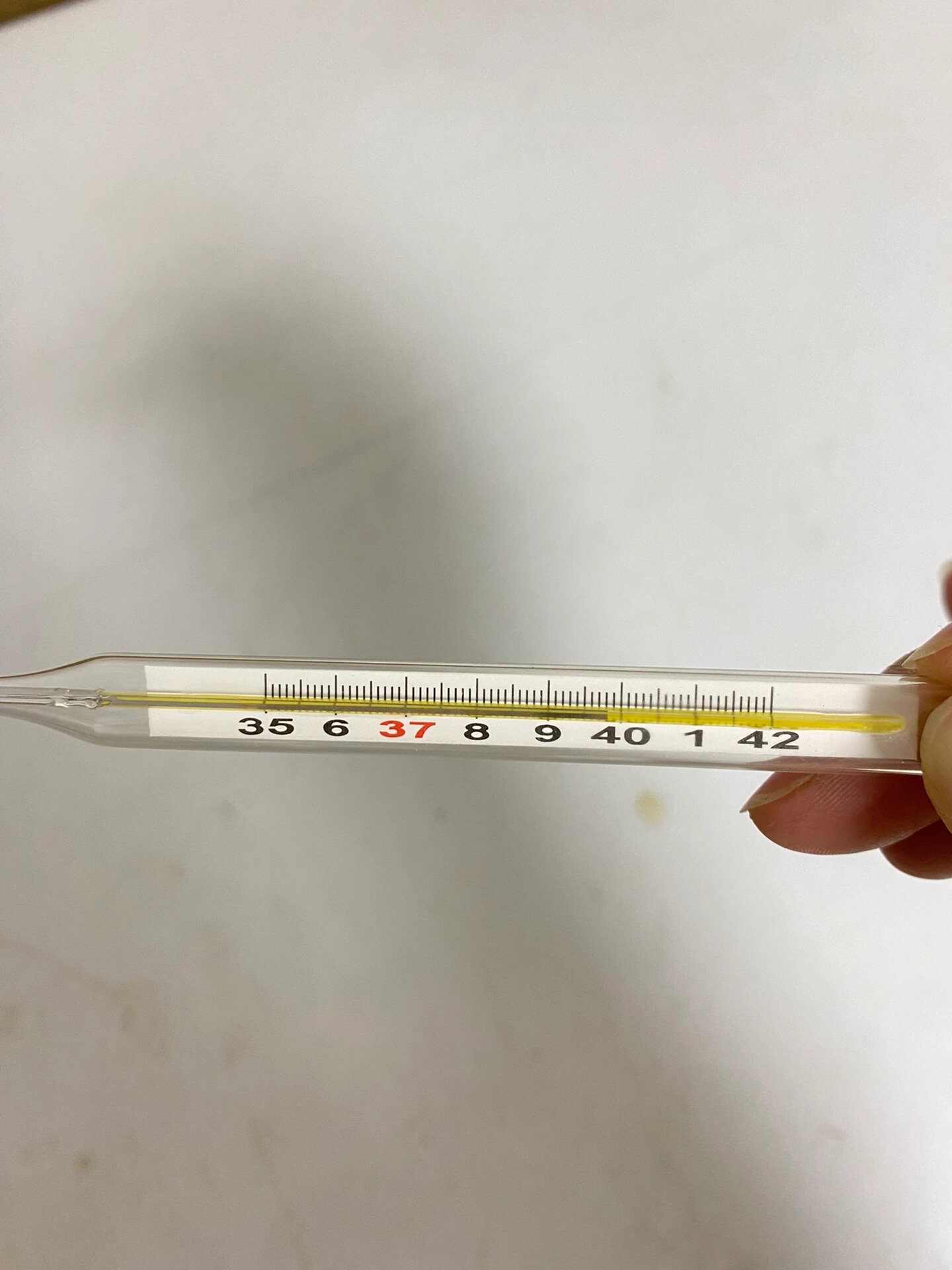 抱着,刚开始没啥,过了有一会会,我感觉娃身上有点烫,就翻出来找体温表