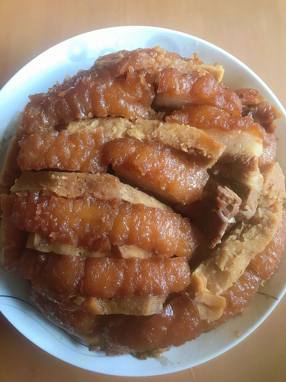 广西过年少不了的一道菜"扣肉" 广西人过年必有的一道菜"芋头扣肉"