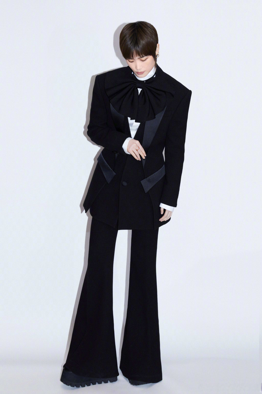 李宇春蝴蝶结西装# 李宇春受邀参加第二届栩栩华生时尚文化大赏