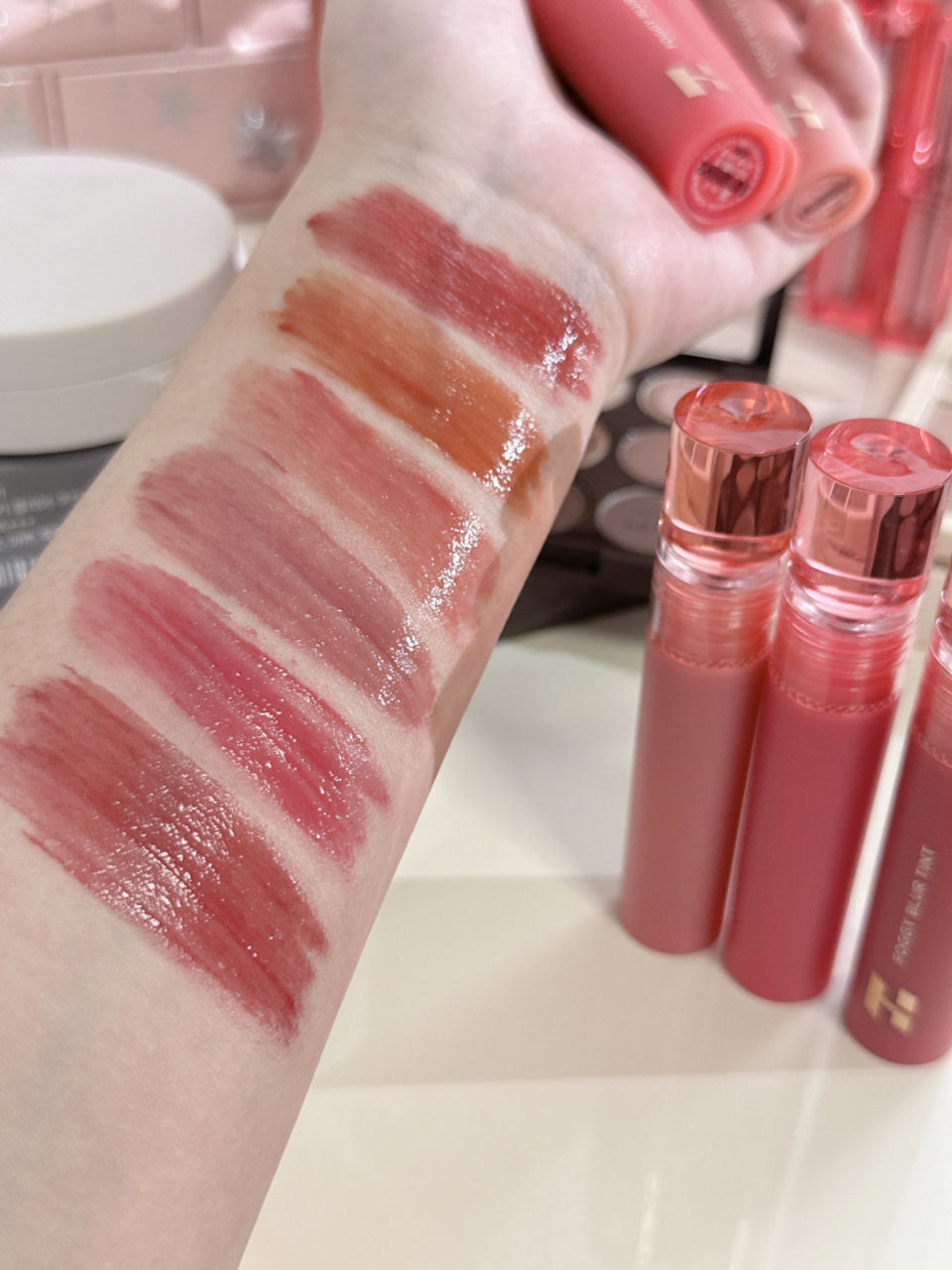 预告 9799右滑看holika新出的水雾唇釉live 010101这个6个