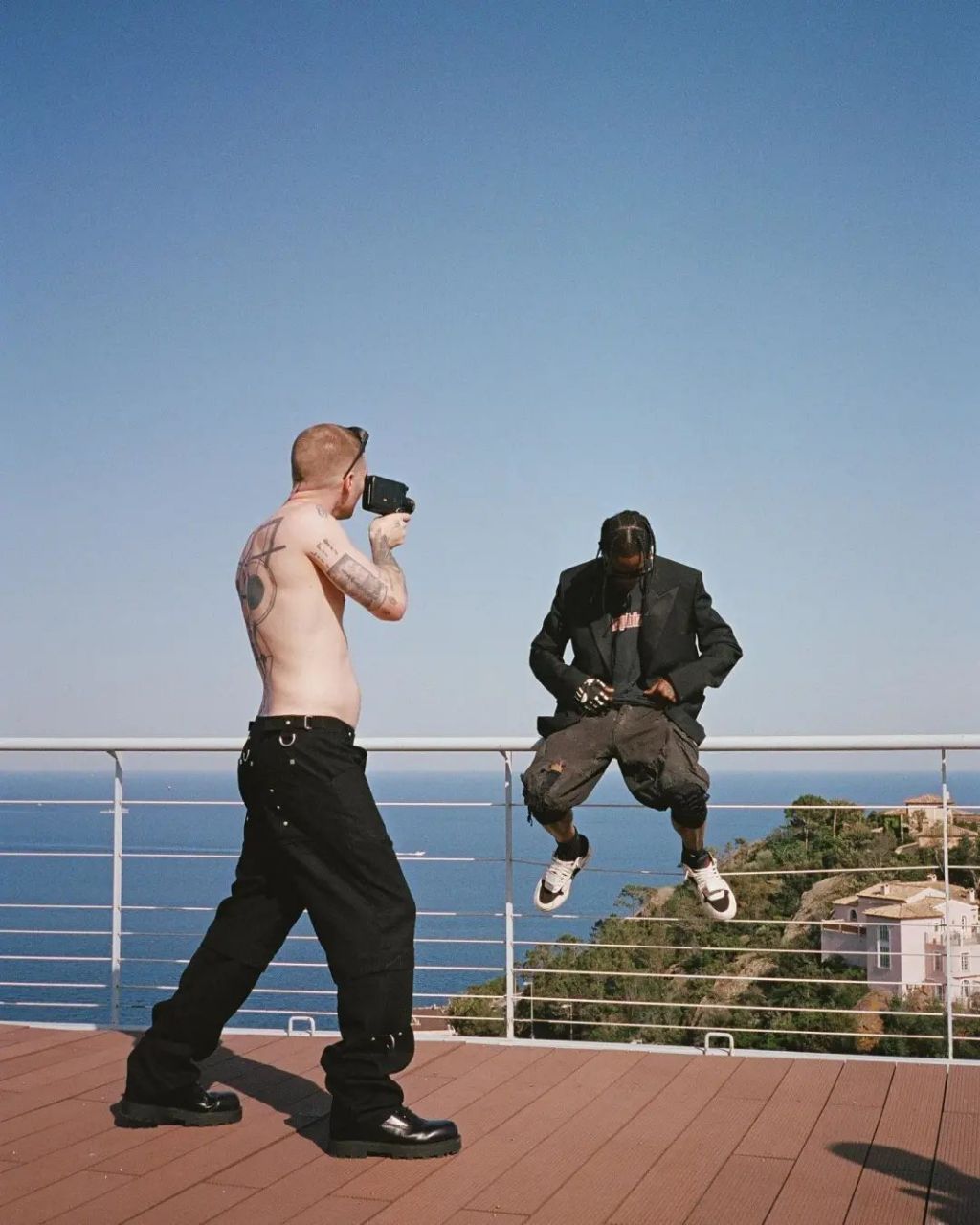 「蟑螂侠」travis scott 的「倒钩」联名系列几乎是出一双火一双