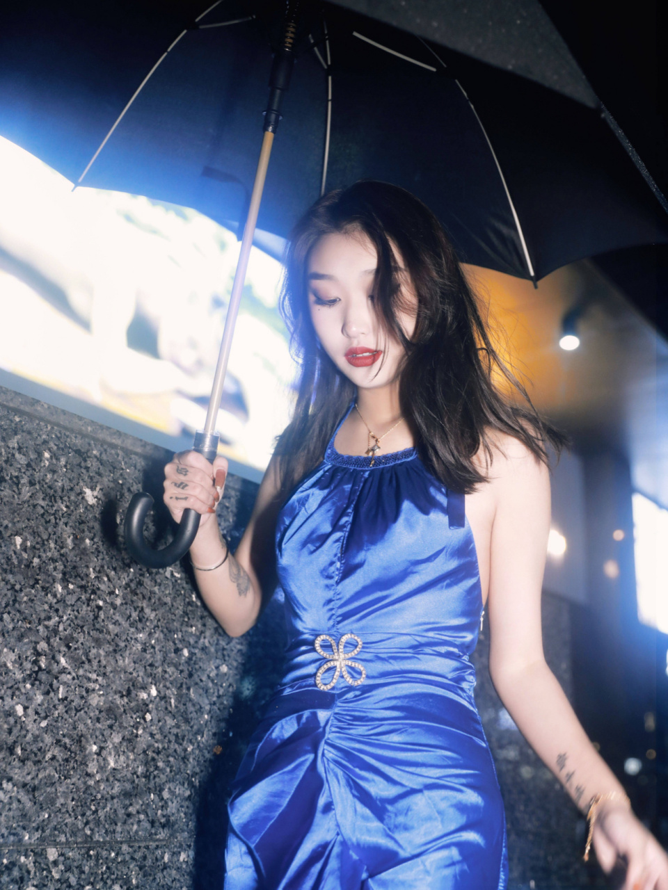 客妹说想拍一套之前倪妮撑伞风格的写真,于是我们有了这组照片!