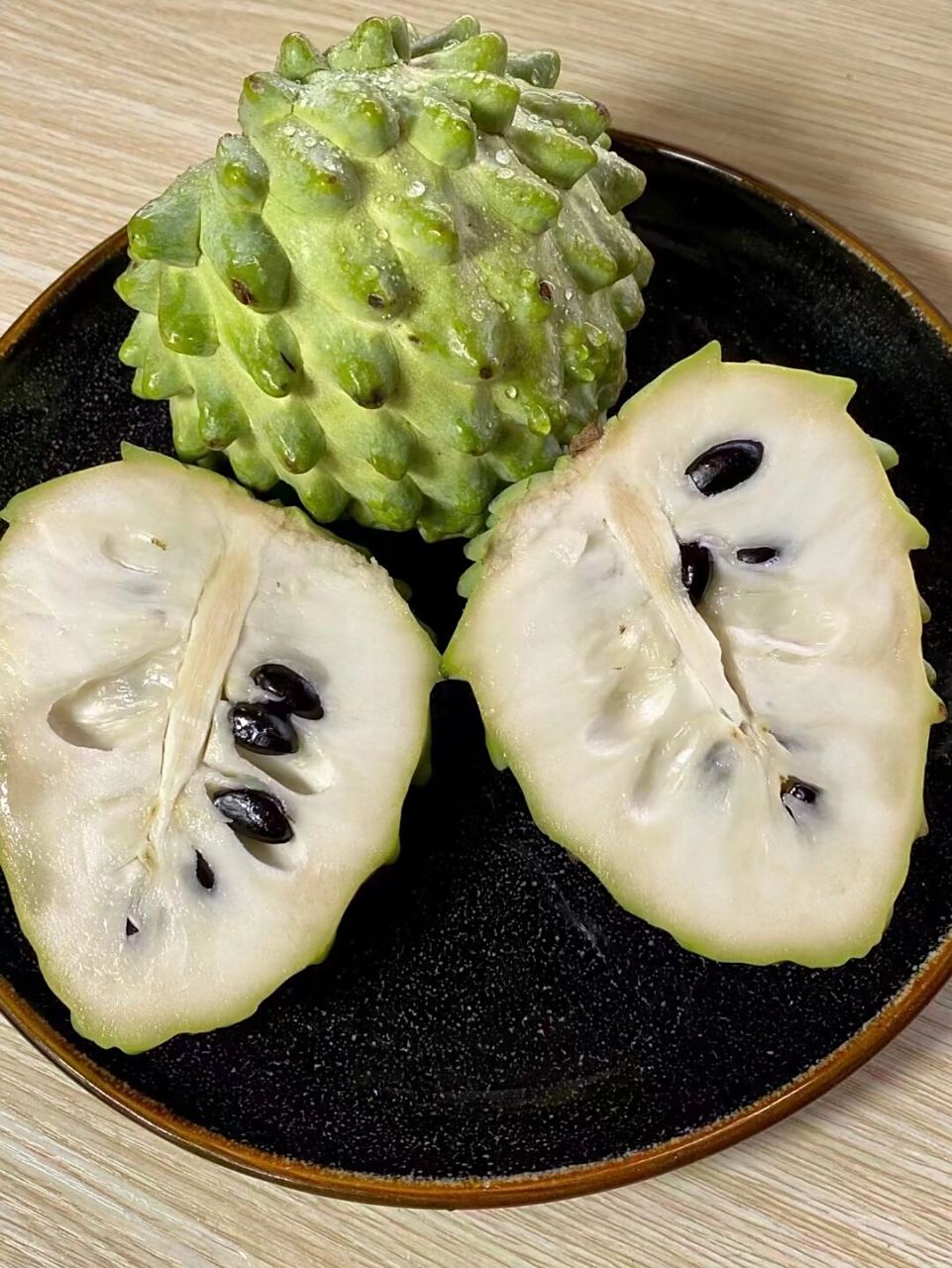 牛奶释迦 【牛奶释迦果】 肉乳白色,富含维生素a,b,c及蛋白质,铁,钙