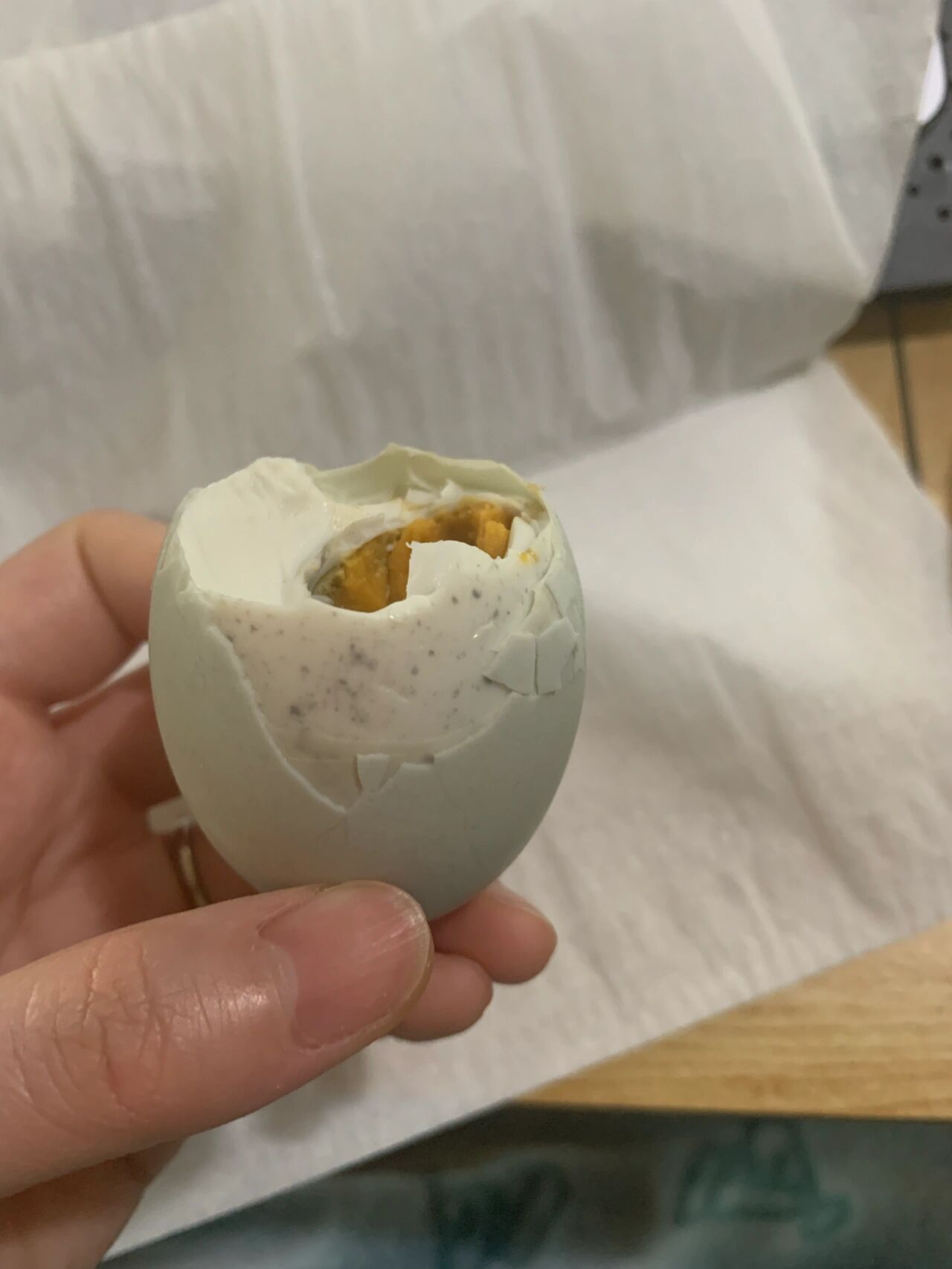 集美们,这个咸鸭蛋是坏了吗