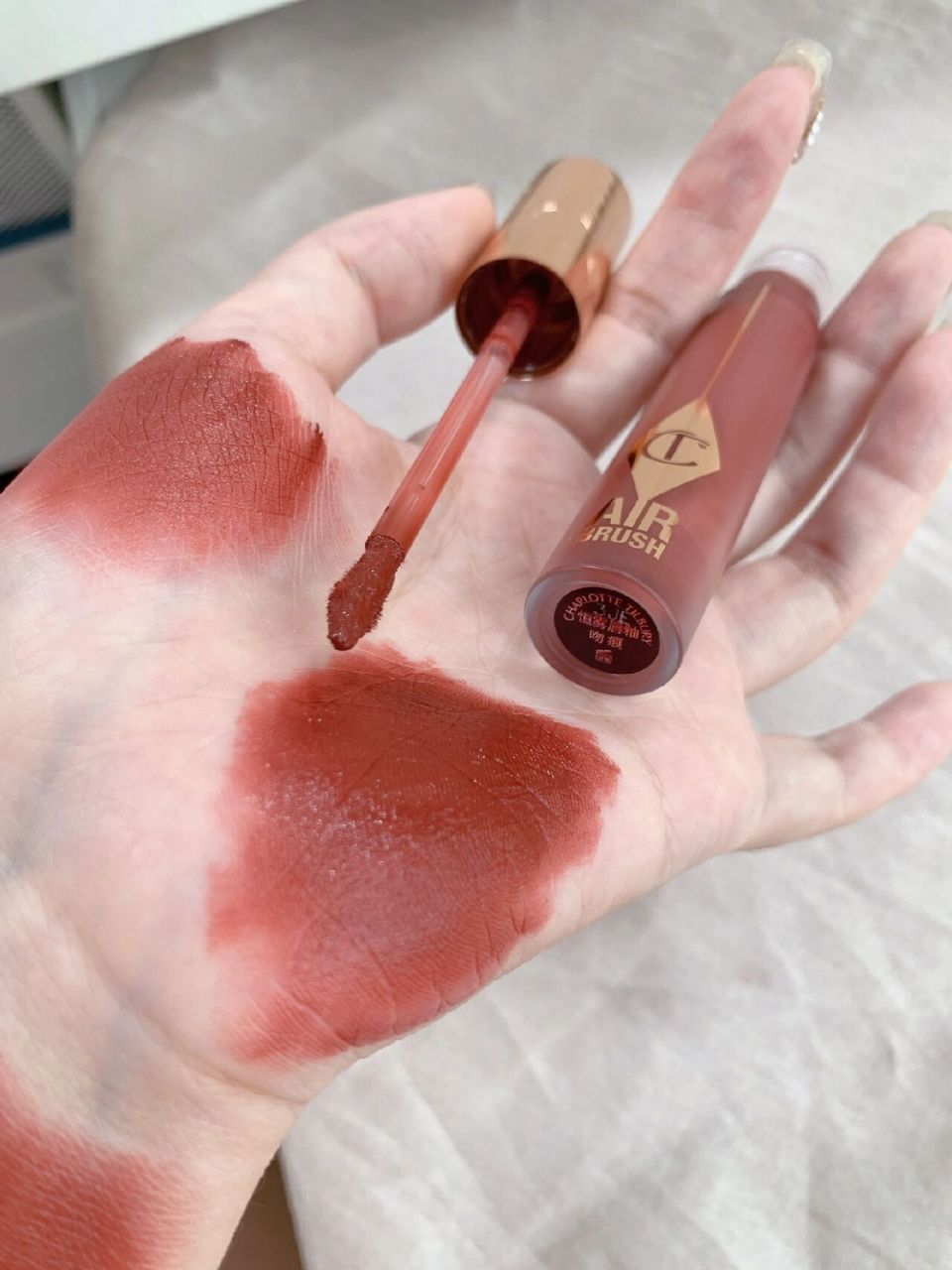ct这个新品唇釉可浓可淡01爱了 经典色号变身成了铁锈感的山楂红棕