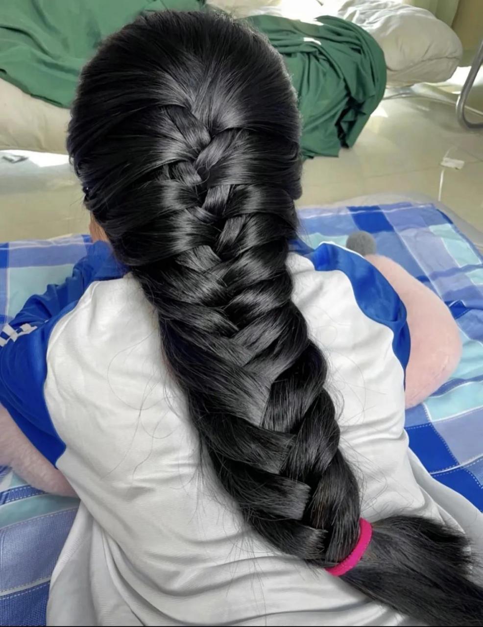 这头发也太多了吧,看看这个女孩的辫子,又粗又厚,实在是太惊人!