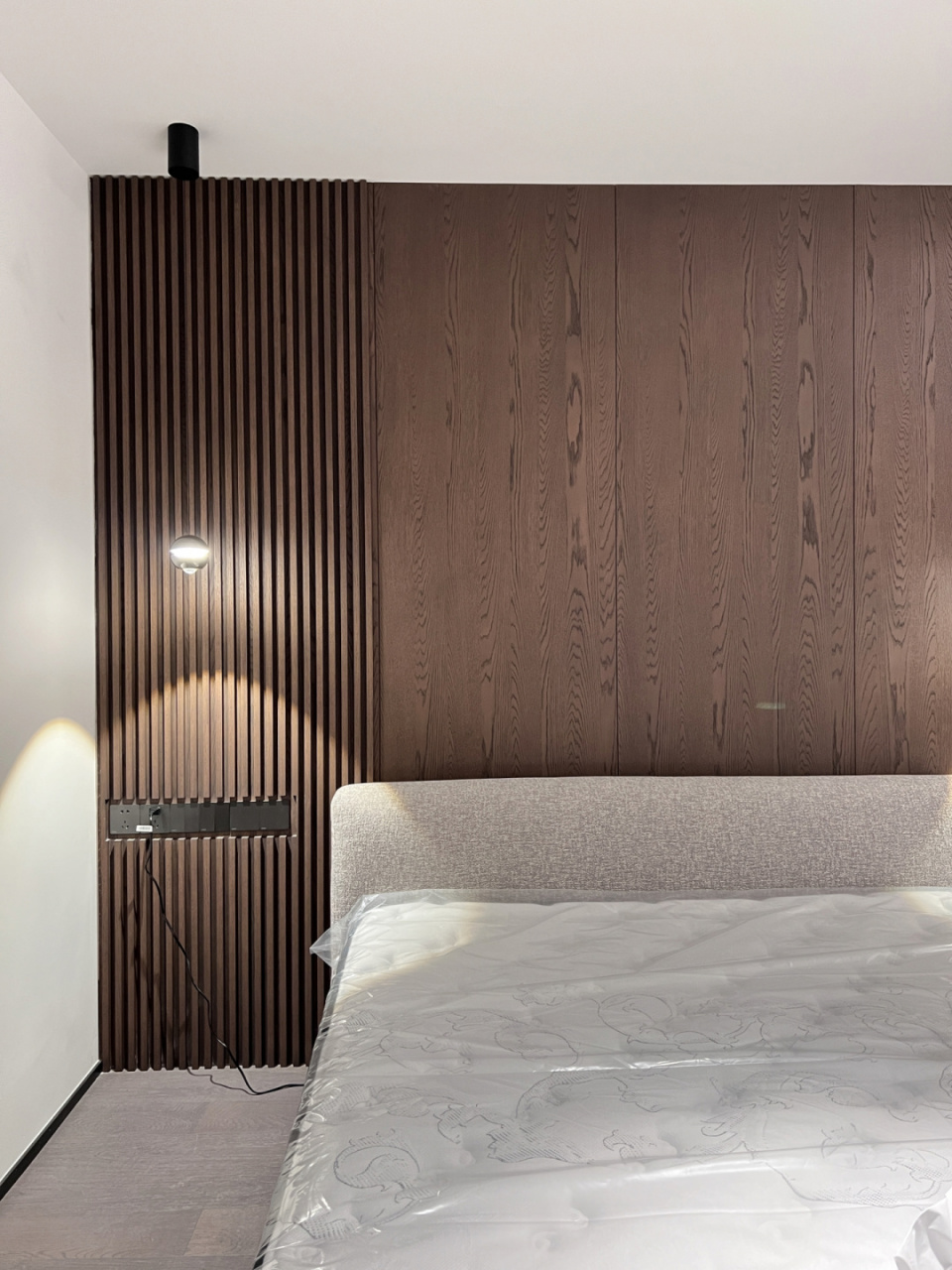 卧室床头背景木饰面