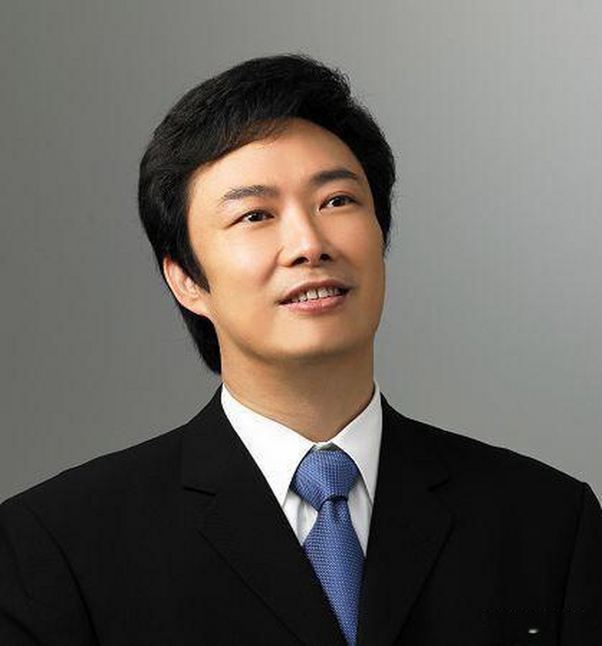 费玉清原名叫做张彦亭,1955年出生,1973年就在姐姐费贞绫的带领下