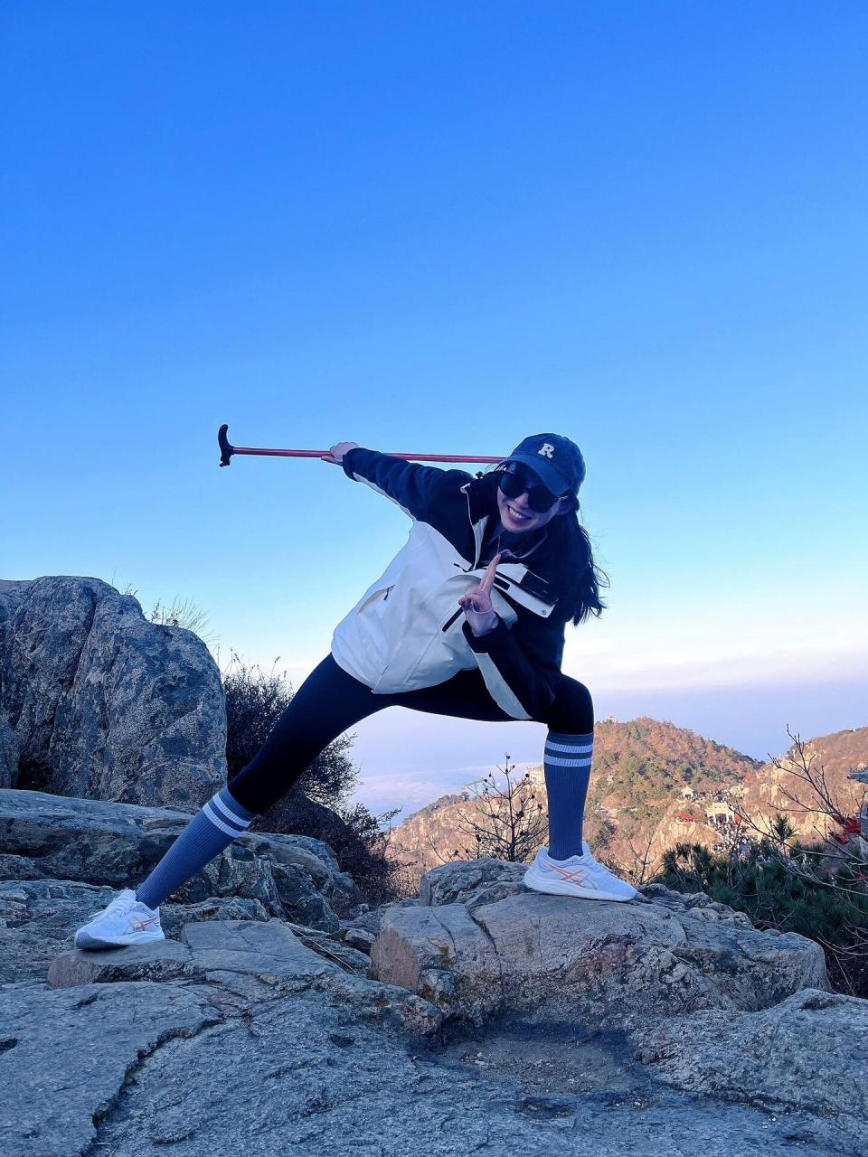 夜爬泰山 穿衣:冲锋衣,瑜伽服,加绒瑜伽裤,运动鞋.