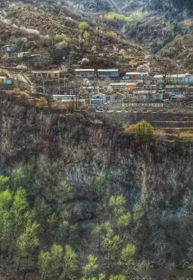 房山蒲洼富合村 富合村虽僻,声名早远扬. 民风诚古朴,物候实荣昌