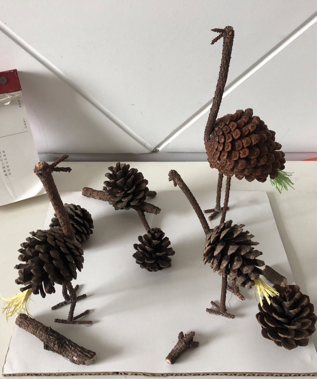 学校环保创意手工 特意去捡了一些松果和树枝,完成后,我说给它们取个