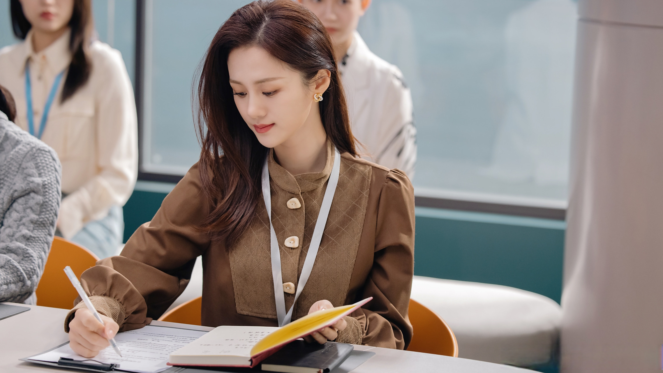 以爱为营# 播出渐进尾声,小秘书分享几张@安悦溪 的剧照给你萌作为