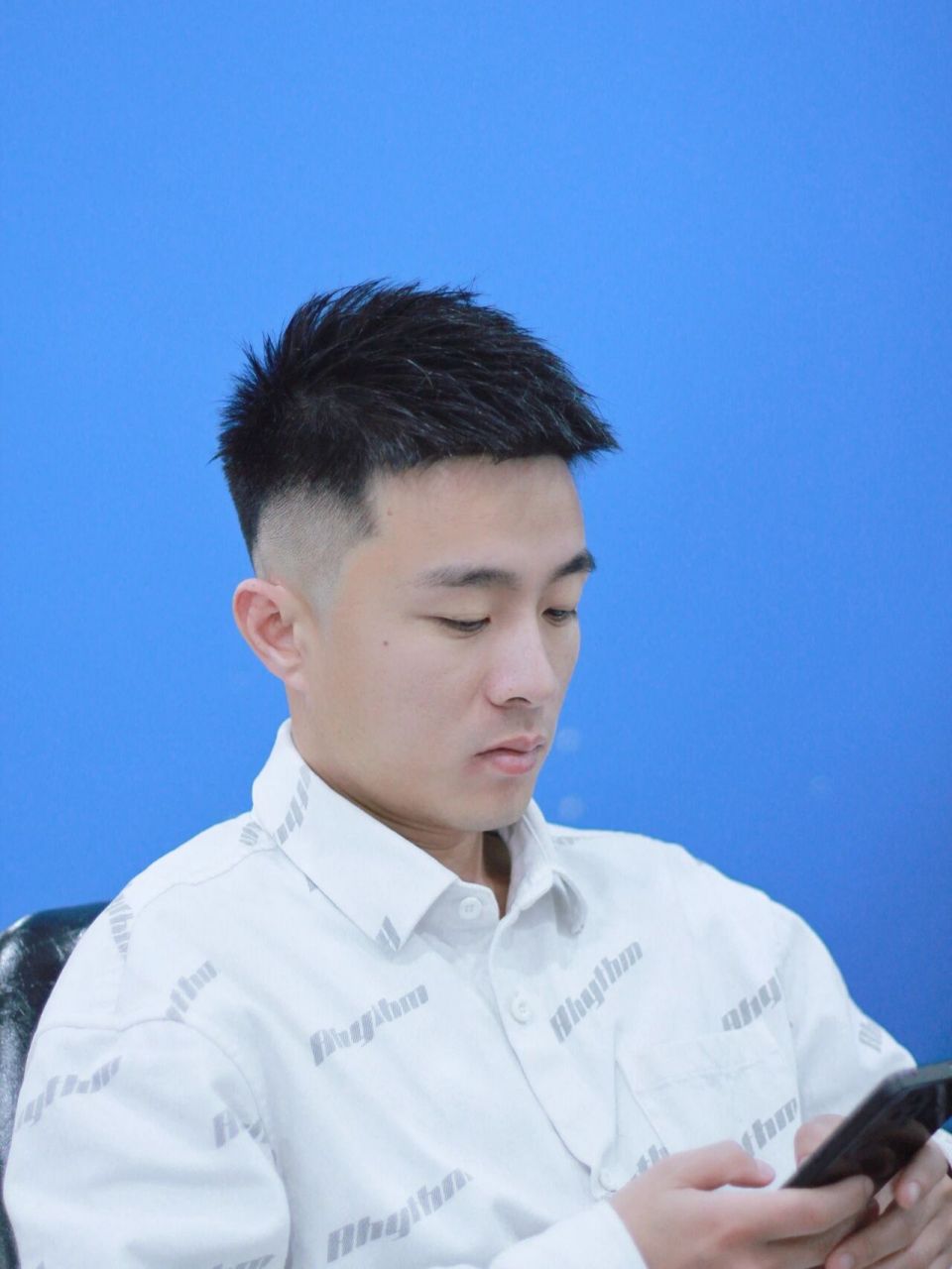 有一种碎碎毛毛的感觉,这种发型被称为毛寸,或者顶碎发型