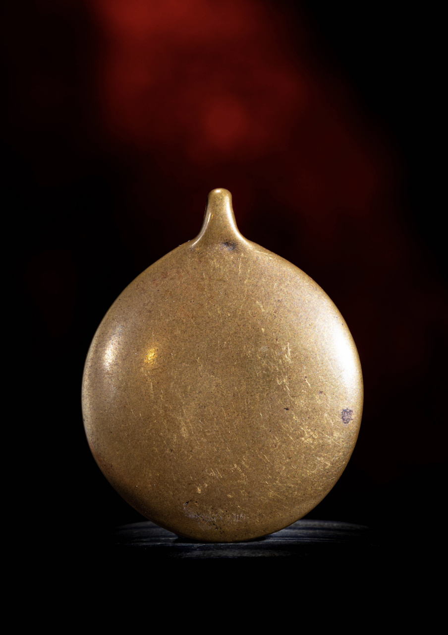 1mm 描述:一枚珍贵的大宝法王噶玛巴千诺怙身咒牌,利马铜质地,牌型规