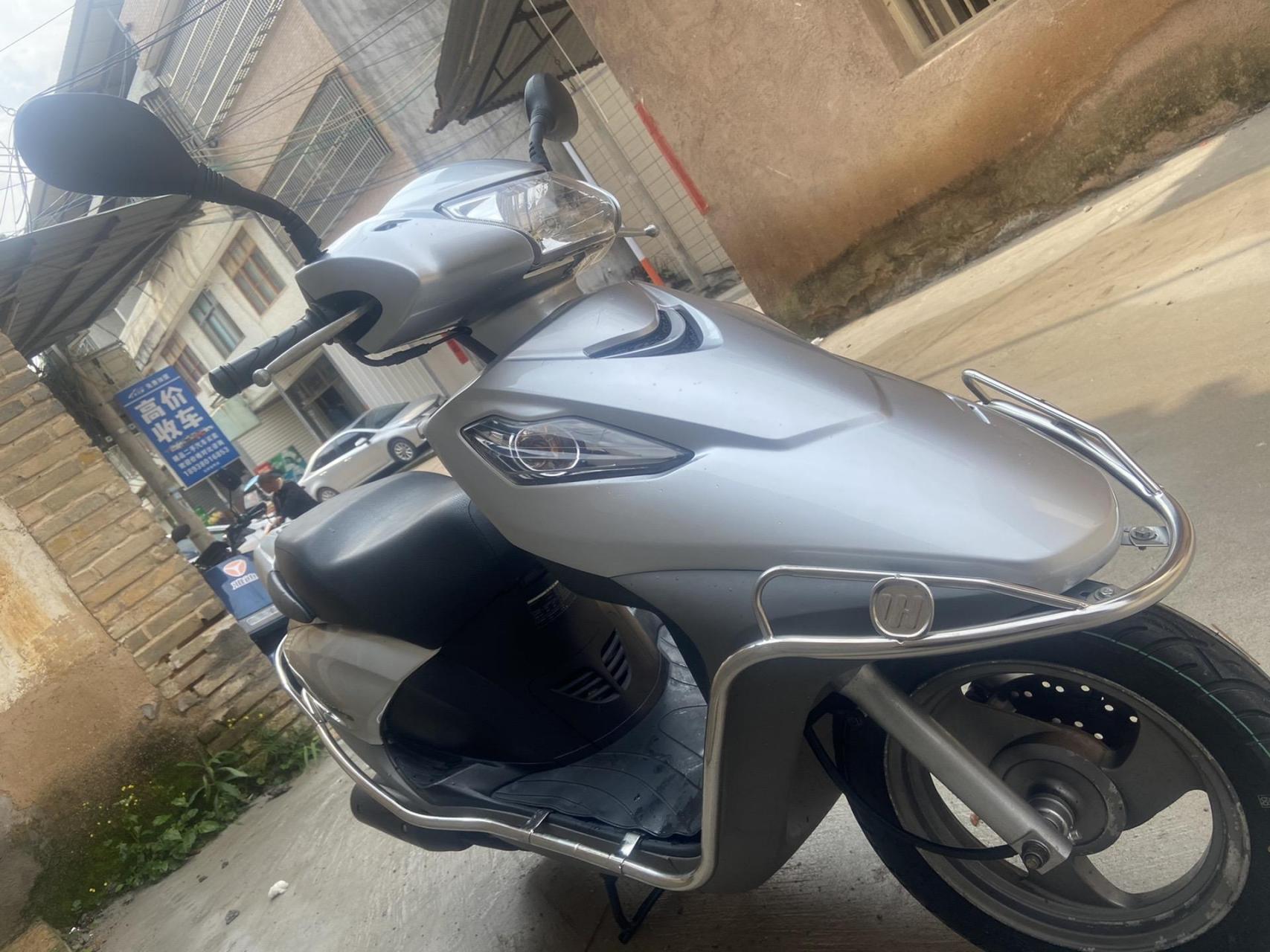 新到国四电喷五羊本田电喷优酷110 国四电喷最新款,外观太改动,前脸更