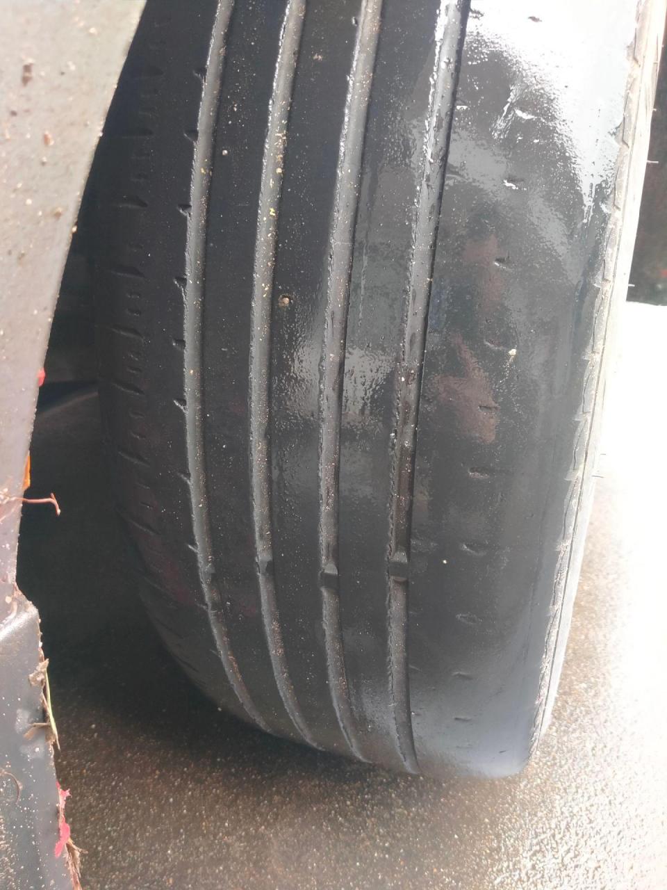 比亚迪秦右前轮磨胎非常严重
