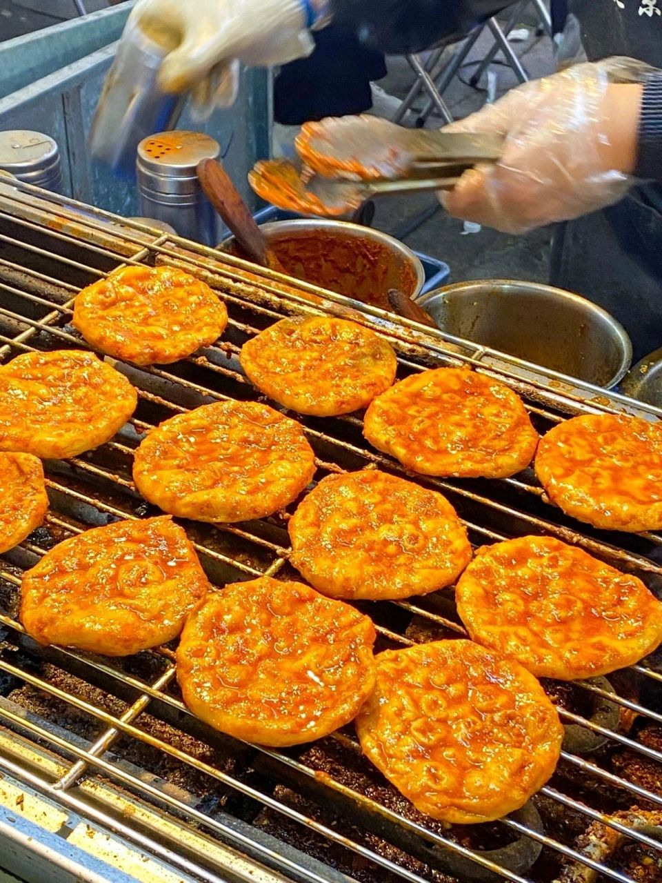 刷的酱汁好香 去逛小吃街的时候发现李村竟然有肇东烤饼啦 这酱汁的