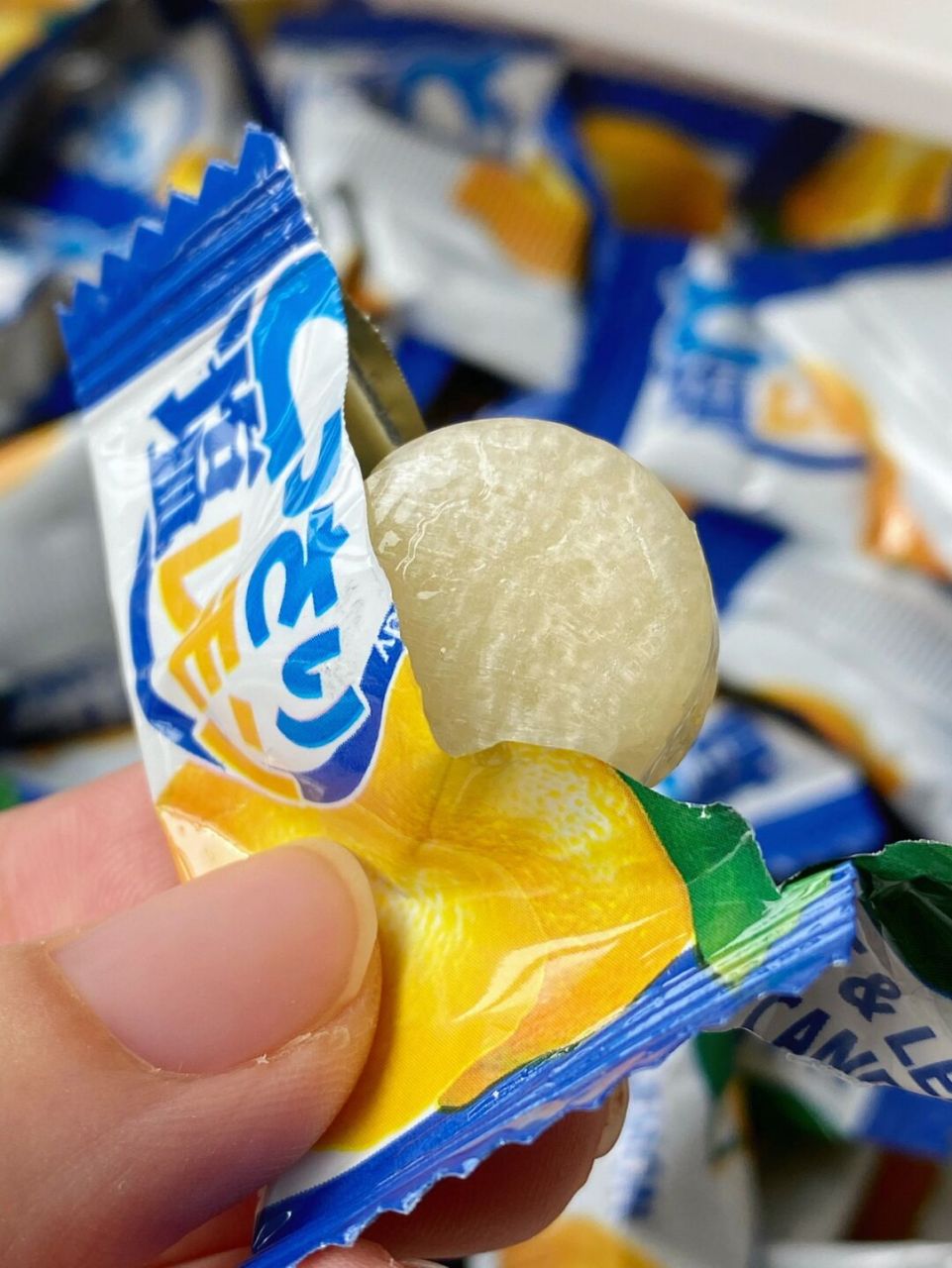 盐味的柠檬糖! 姐妹寄给俺了好几包 真的能吃很久了…一抽屉被霸占!