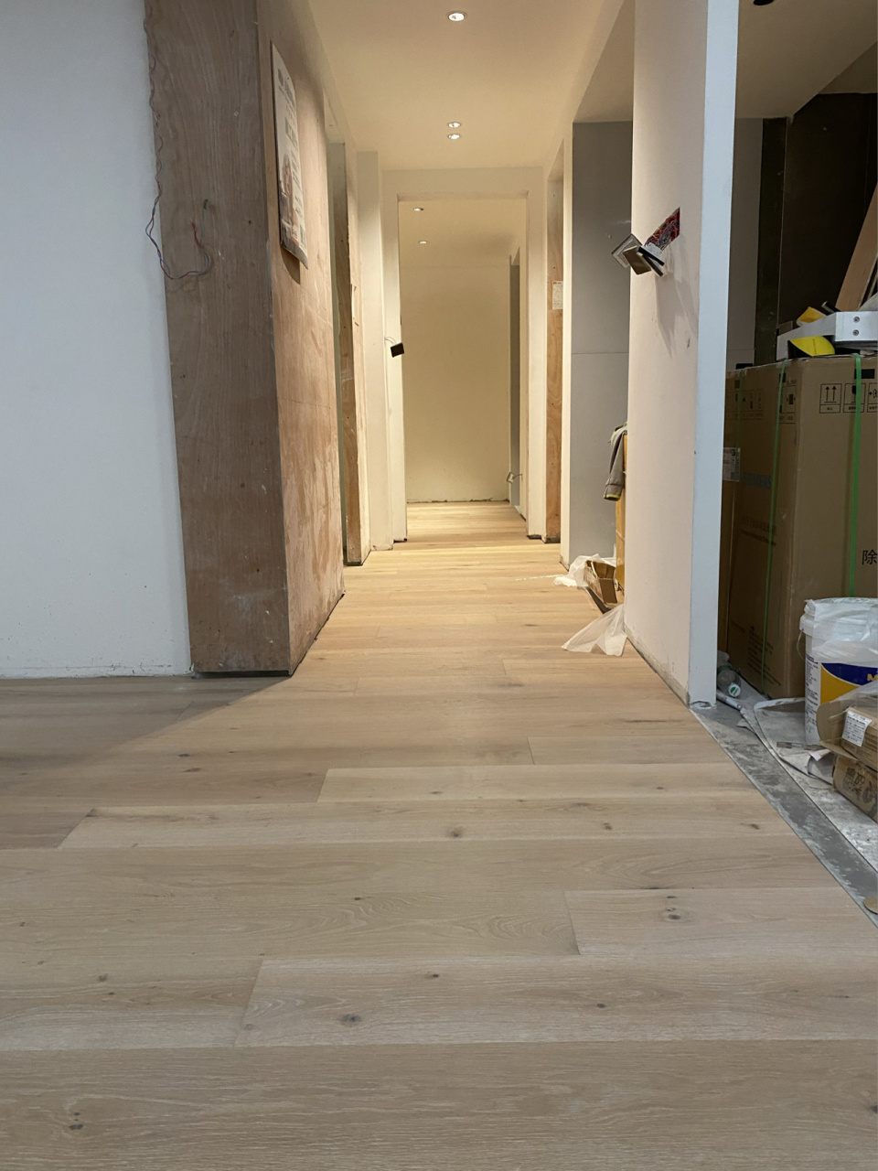 地板通铺一个月不到起拱了 地板是实木新三层,四百多一平,1.