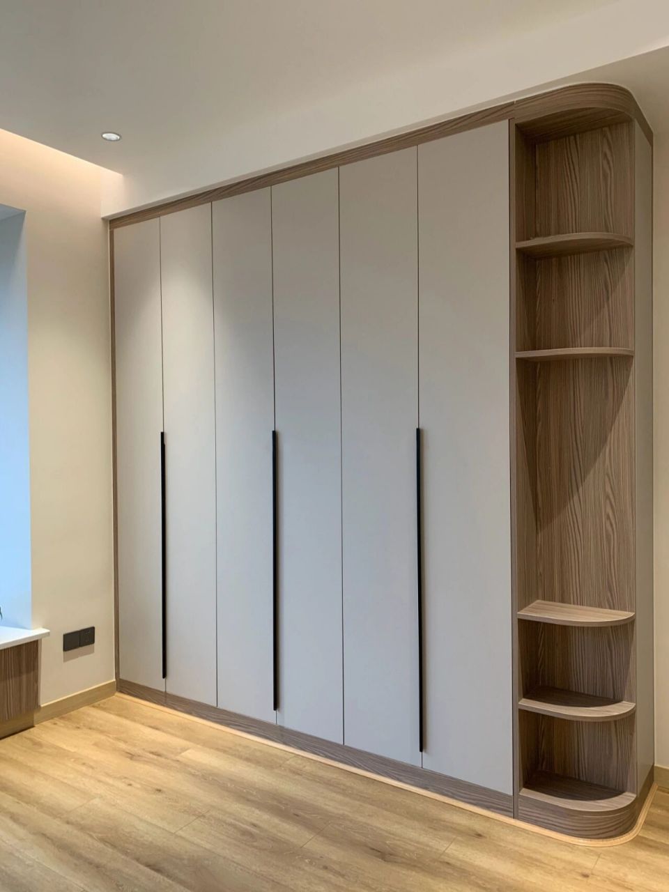 郑州全屋定制|子午灰搭配木纹色柜体6015 灰色一门到顶衣柜真香
