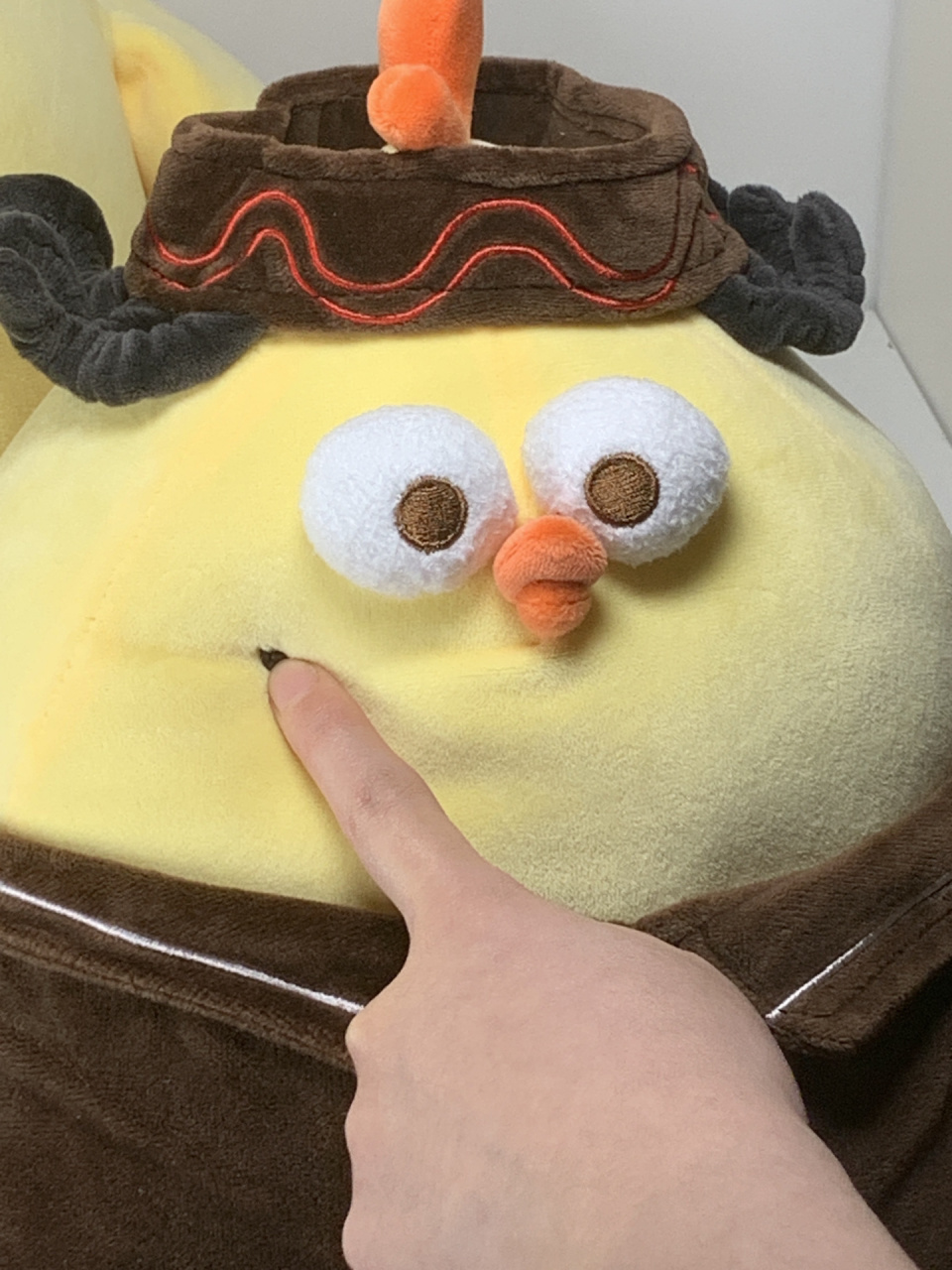 原来是跟明侦联名的白rap啊 可爱是挺可爱的就是总忍不住手见～ 抠它