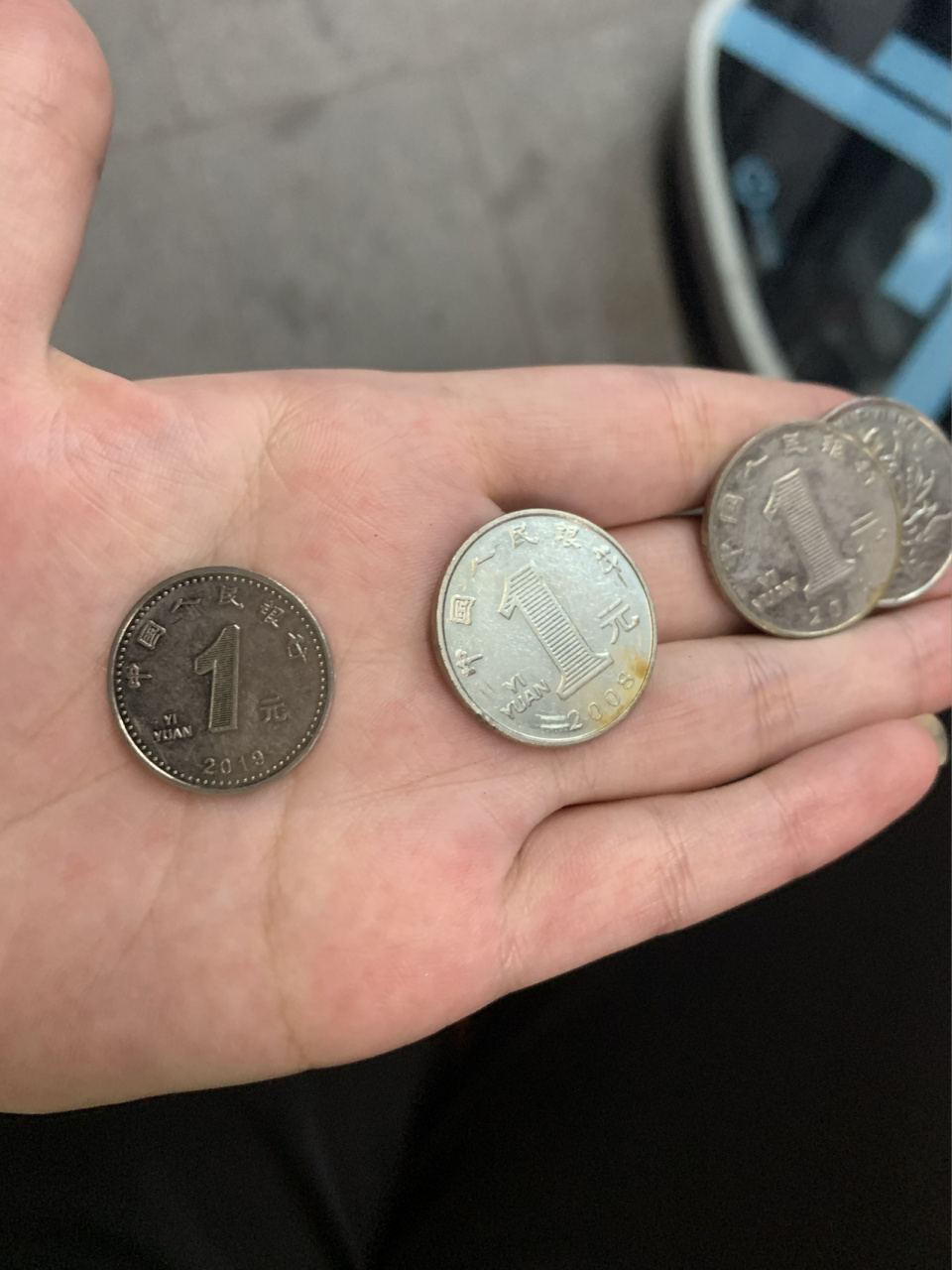 第一次看到,比一般的硬币要小一些,反面是一样的图案,正面不一样
