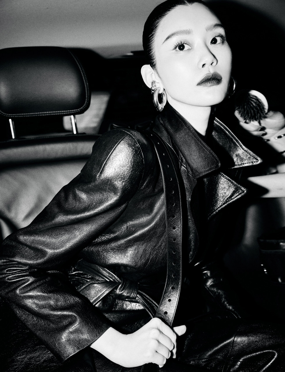 奚梦瑶@奚梦瑶 秀场look来袭高马尾深色唇黑皮衣,今天是走路带风的