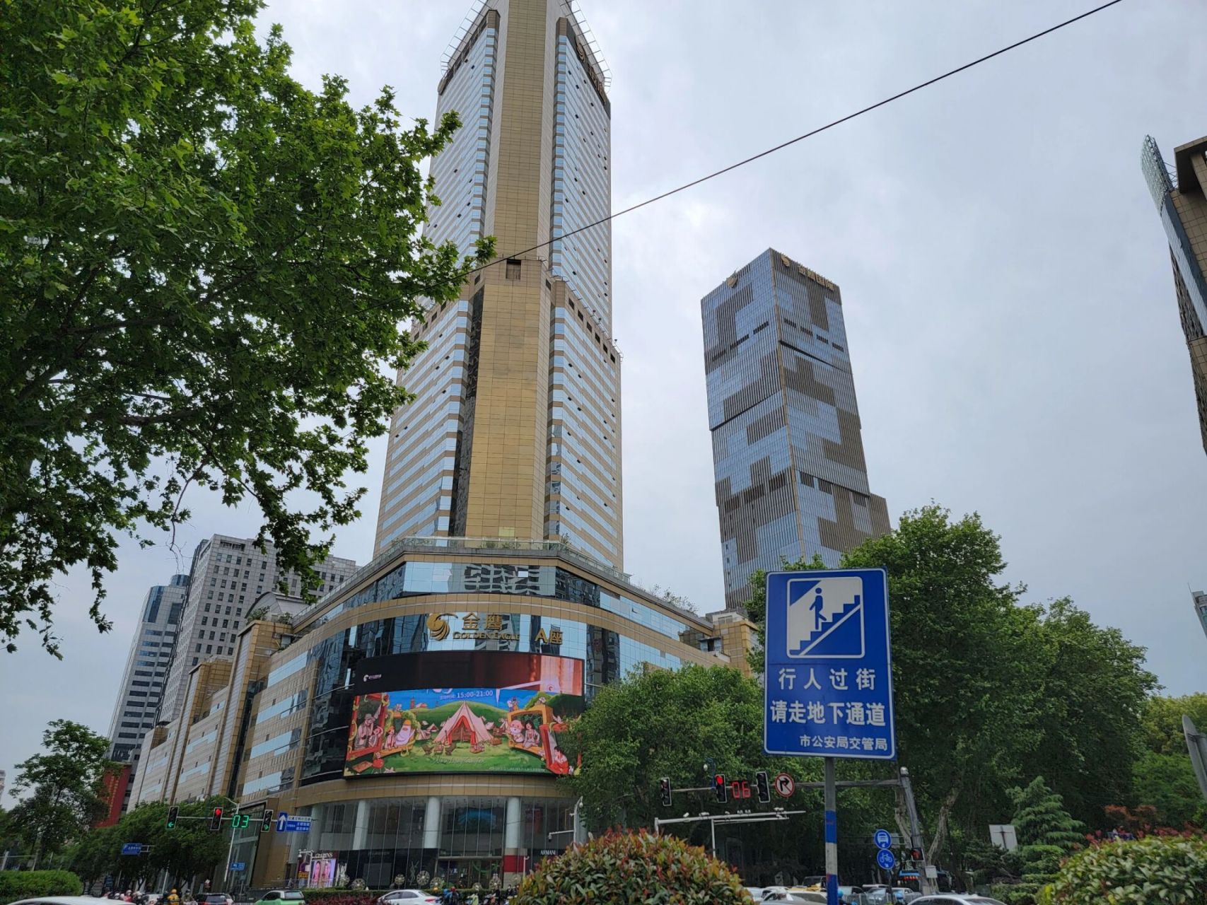 金鹰国际购物中心,高端百货 非常典型的百货商场,我个人不是很喜欢