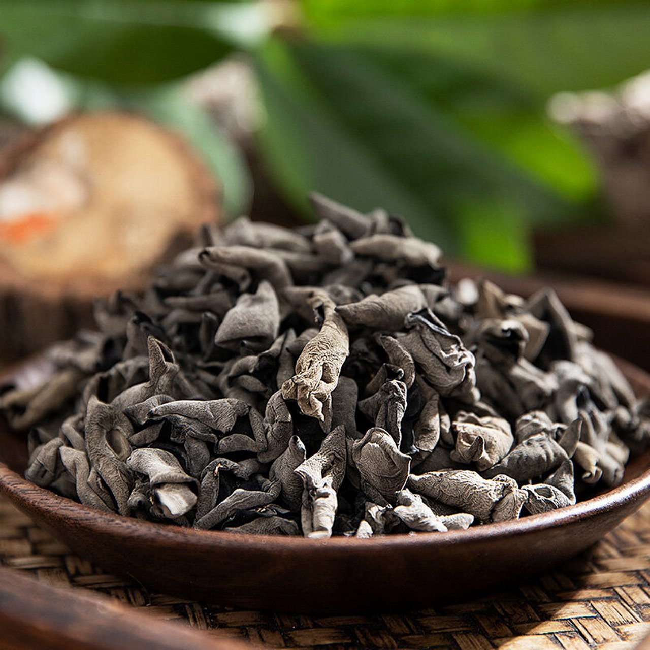 四川省特产 - 青川黑木耳 青川县气候温和湿润,适宜多种食用菌生长,是