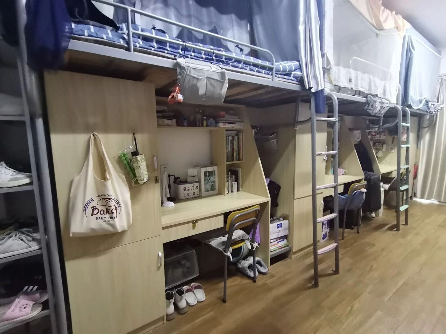 金审得住宿环境 金审的住宿环境可以的哦  宿舍上床下桌