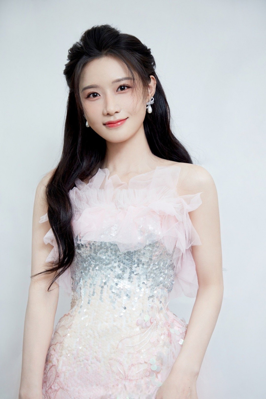 陈意涵粉色星河礼服95小花陈意涵这一套造型也太太美了吧,真的是让人