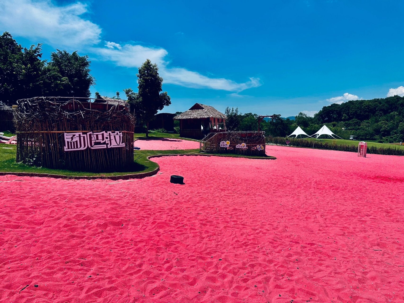 一个距离西双版纳不远酒店不是很贵环境很好的地方就是勐海县勐巴拉了