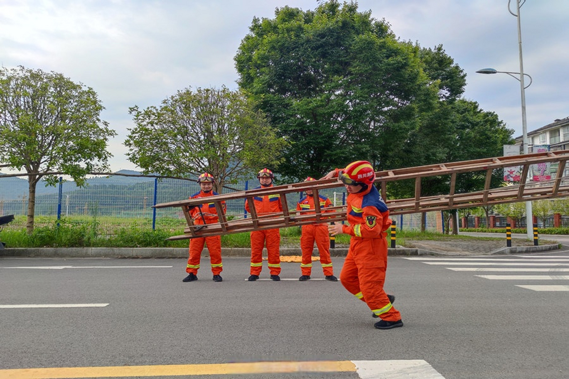 【#巴中蓝朋友开展肩梯跑训练#】近日,巴州区化成专职消防队组织开展