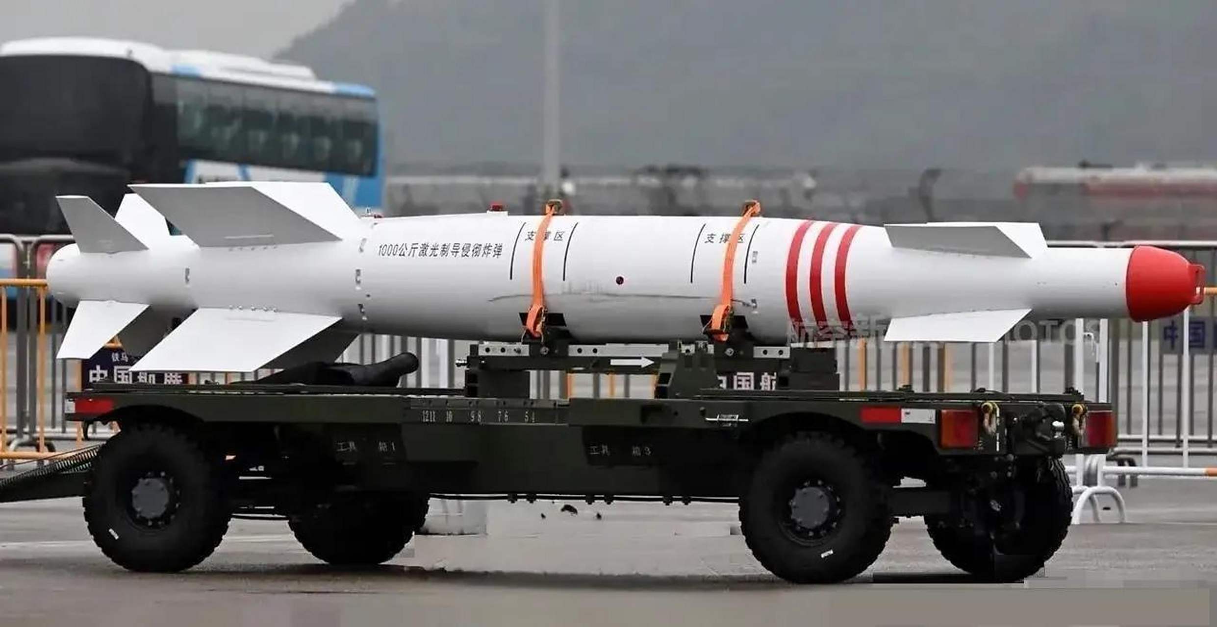 这家伙上面写着1000㎏激光制导侵彻炸弹,要是命中的话都不是入魂的