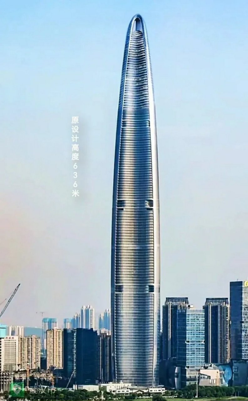 华中第一高楼武汉绿地中心,原设计是全国第一高楼,高度636米,因航空限