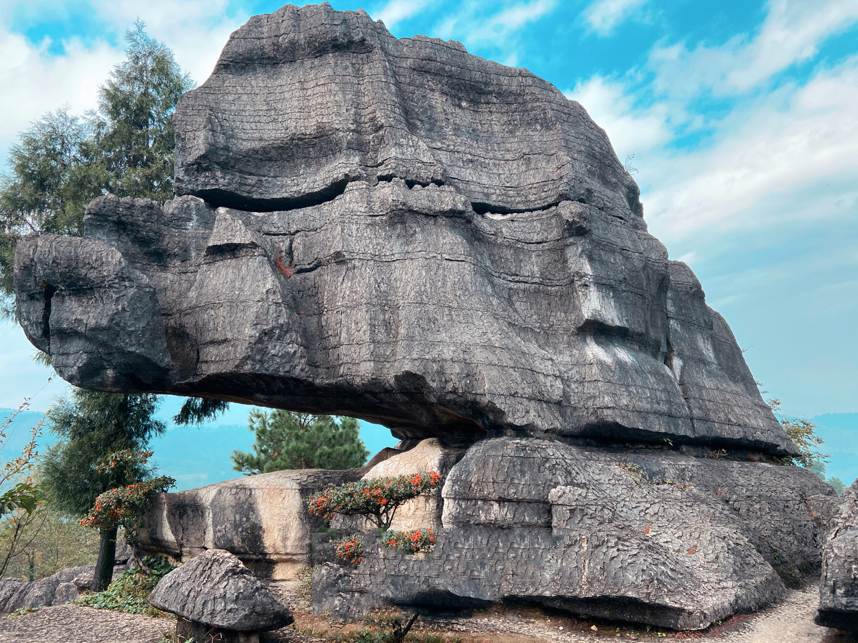 万盛石林又称龙鳞石海,位于重庆市綦江区万盛经开区石林镇,国家5a级