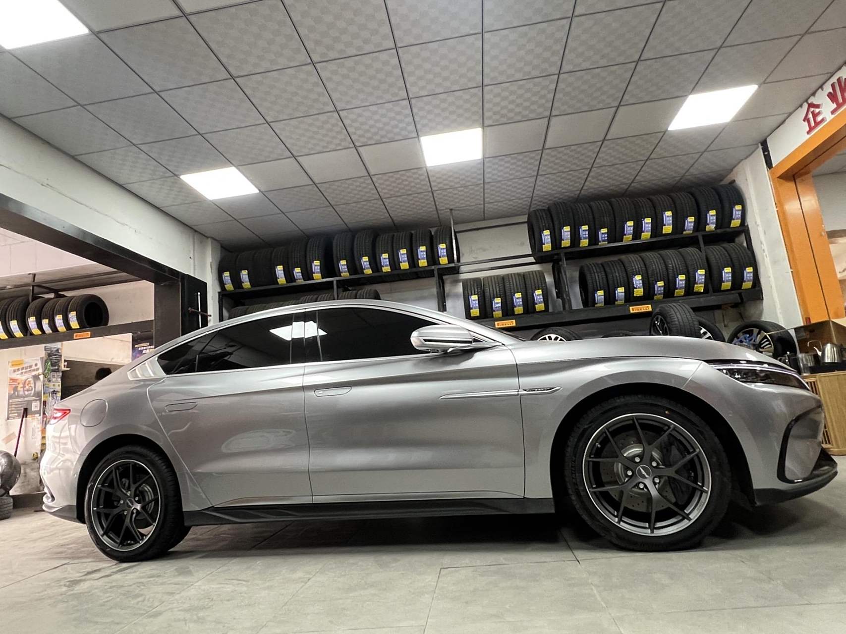 比亚迪汉升级叶辐轮19寸锻造轮毂配赛轮液体黄金轮胎