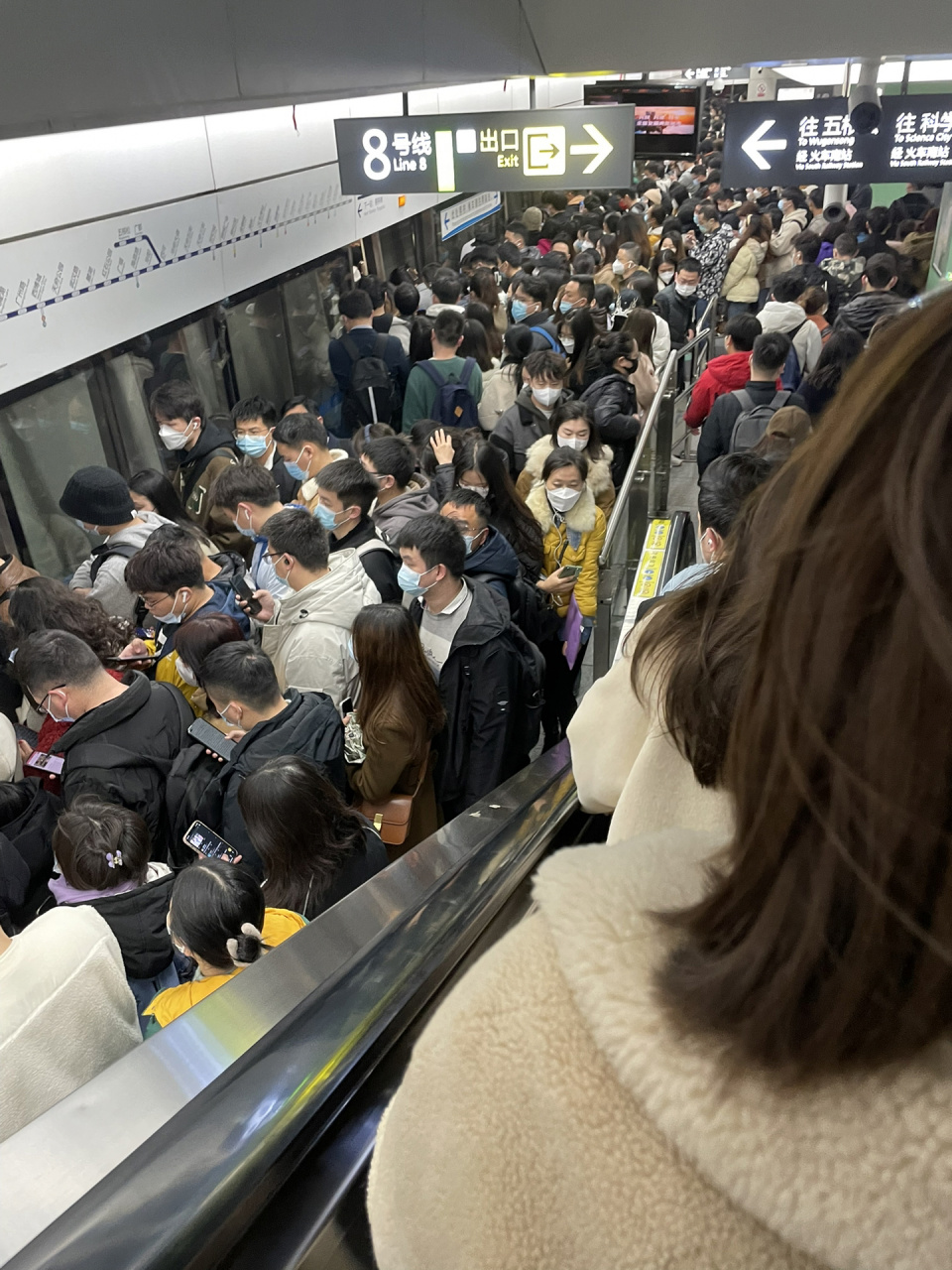 成都地铁 成都地铁早上九点的一号线,有点好奇,真的挤得上去吗