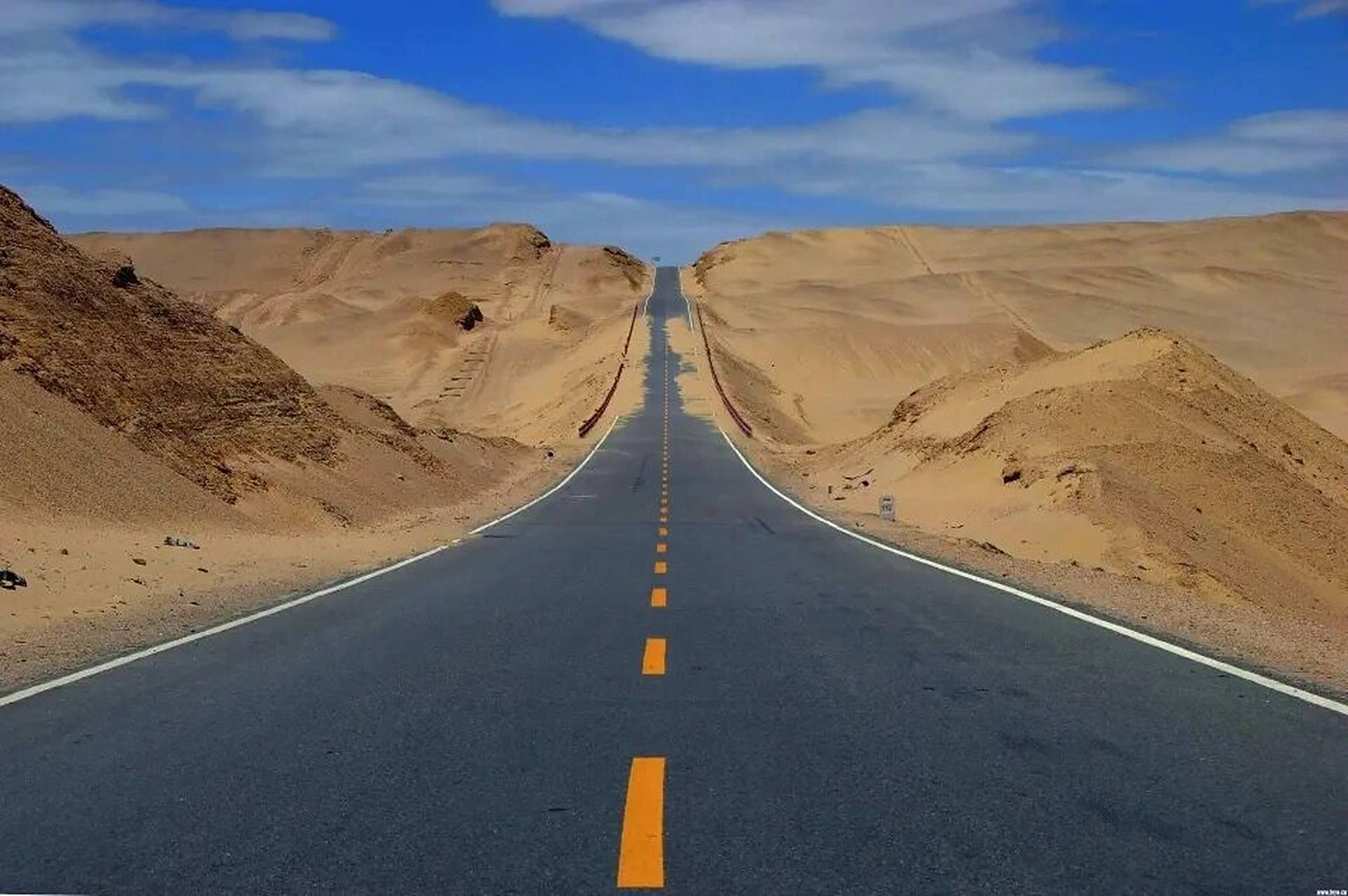 沙漠公路 新疆沙漠公路,其中塔克拉玛干沙漠的沙漠公路分别是轮台县至