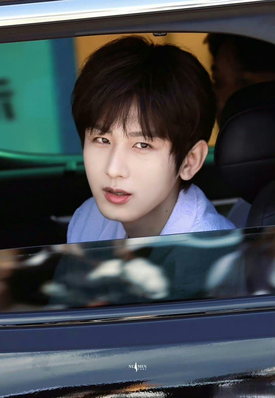 成毅上班路透,粉色衬衫好清新一帅哥