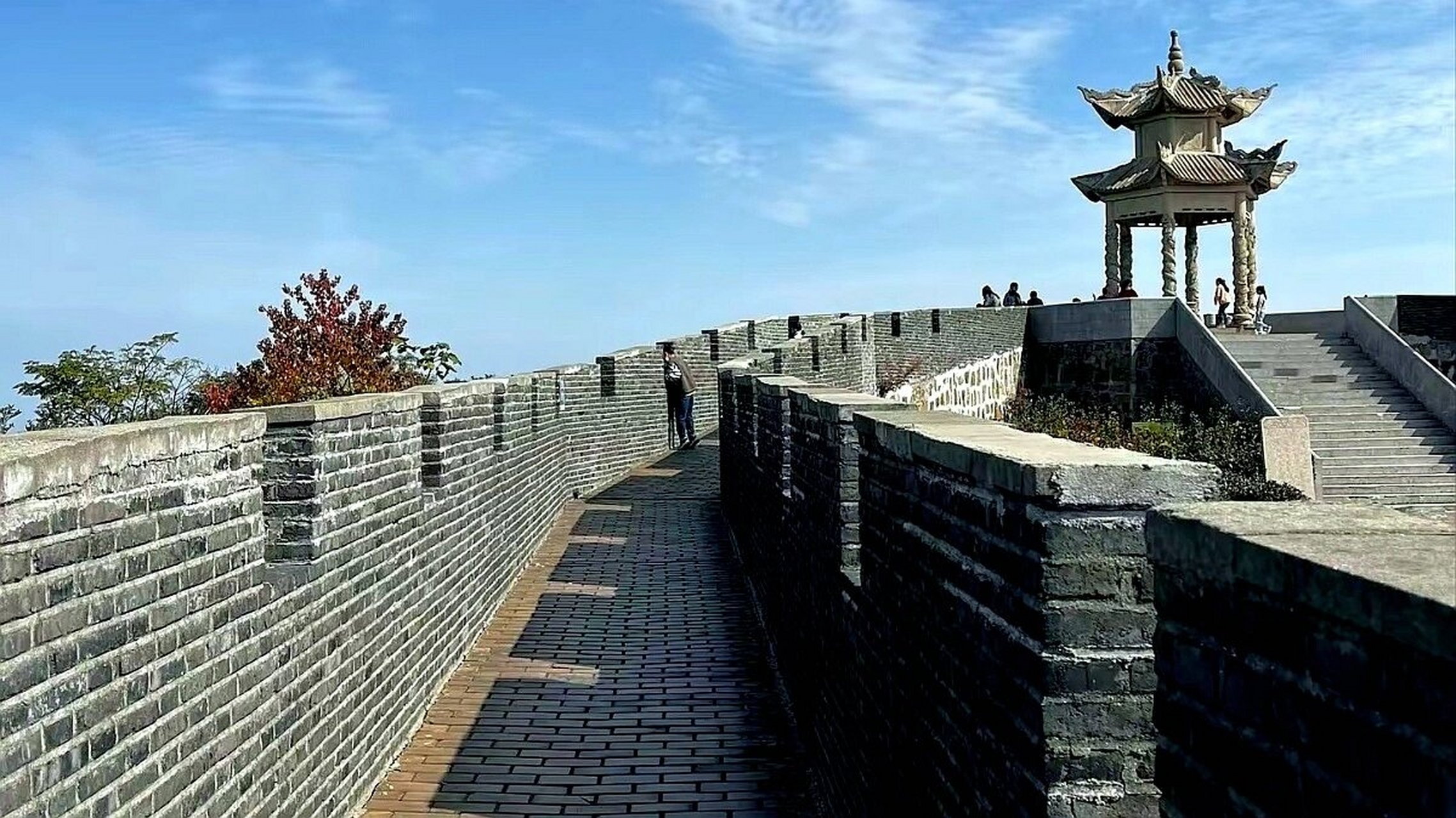 宜兴丁山小长城 宜兴丁山小长城地处江苏宜兴与浙北地区毗邻的洑东