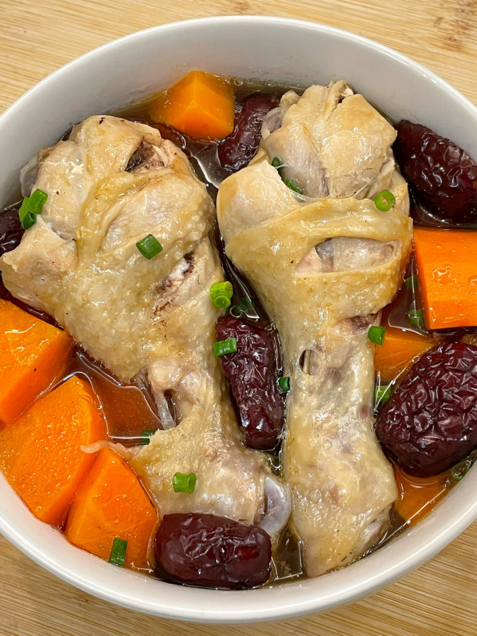 9799食材: 鸡腿,胡萝卜,红枣 · 9799步骤: 教程步骤