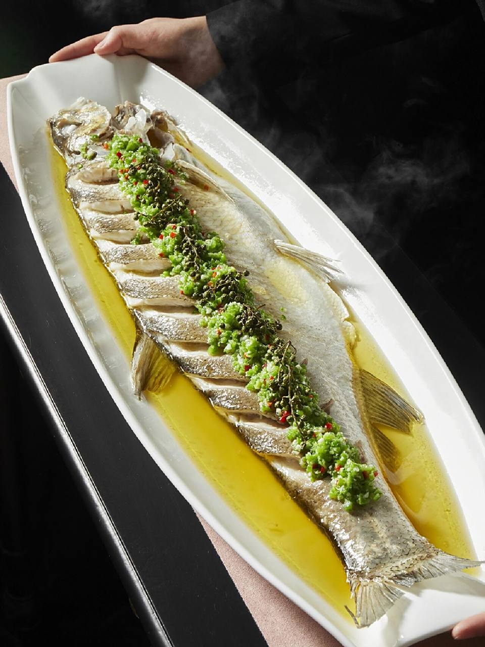 锦园招牌菜 | 自制青花椒酱蒸白水鱼95 精选天目湖最新鲜的白水鱼